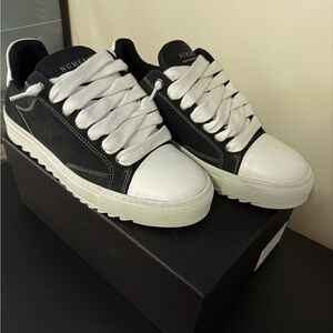 Numeris black and white shoe